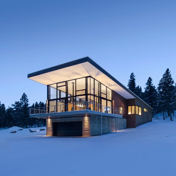 Arch 11 completes Rocky Mountain home atop a concrete plinth