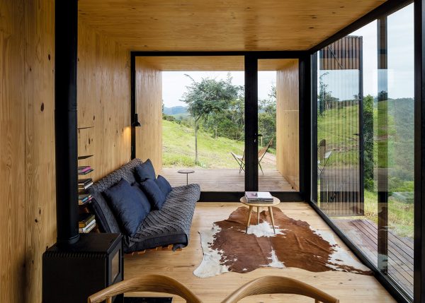 MAPA builds two prefabricated houses in Brazilian mountain landscape