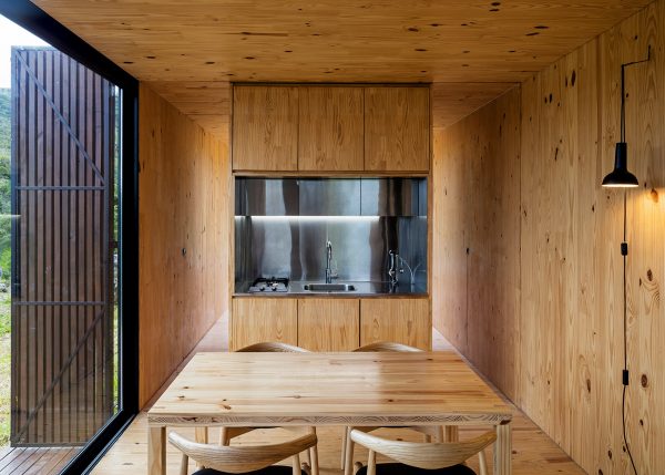MAPA builds two prefabricated houses in Brazilian mountain landscape