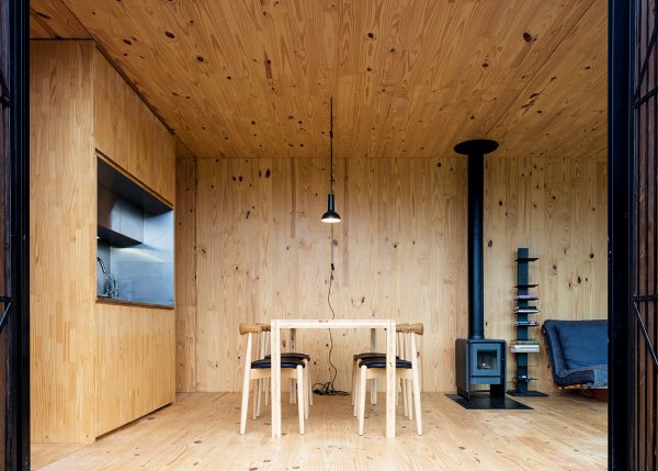 MAPA builds two prefabricated houses in Brazilian mountain landscape