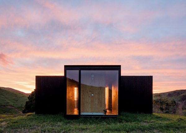 MAPA builds two prefabricated houses in Brazilian mountain landscape