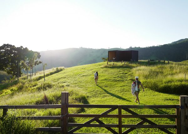 MAPA builds two prefabricated houses in Brazilian mountain landscape