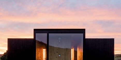 MAPA builds two prefabricated houses in Brazilian mountain landscape