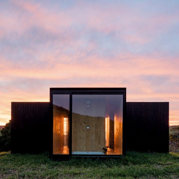 MAPA builds two prefabricated houses in Brazilian mountain landscape