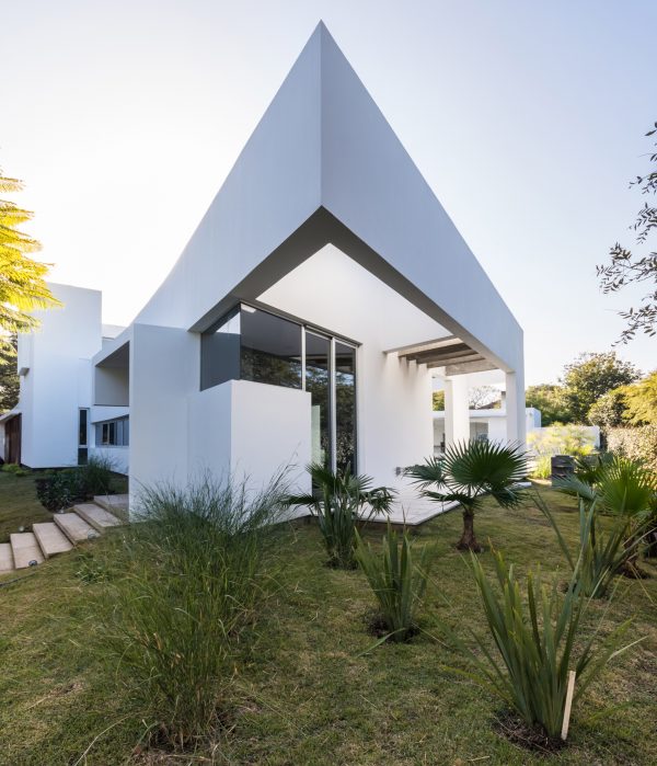 FCP Arquitectura Mooe House contrasts solid white walls with perforated iron screens