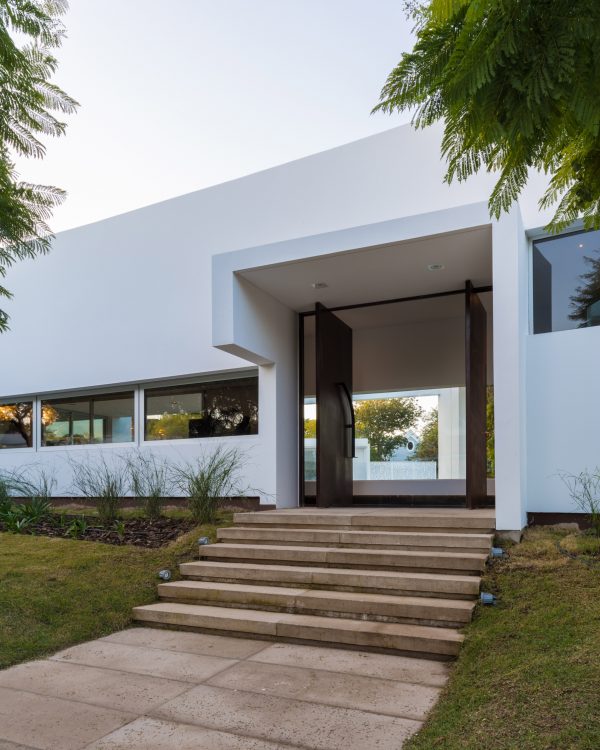 FCP Arquitectura Mooe House contrasts solid white walls with perforated iron screens