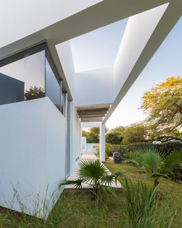 FCP Arquitectura Mooe House contrasts solid white walls with perforated iron screens
