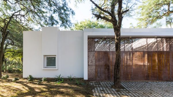 FCP Arquitectura Mooe House contrasts solid white walls with perforated iron screens