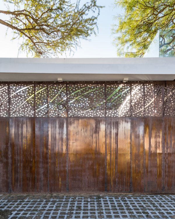 FCP Arquitectura Mooe House contrasts solid white walls with perforated iron screens