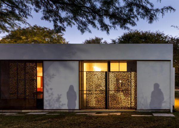 FCP Arquitectura Mooe House contrasts solid white walls with perforated iron screens