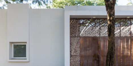 FCP Arquitectura Mooe House contrasts solid white walls with perforated iron screens