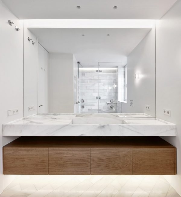 Lucas y Hernández-Gil reconfigures 19th-century Madrid apartment to let in light