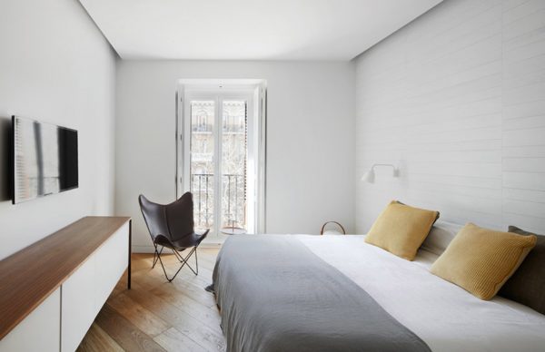Lucas y Hernández-Gil reconfigures 19th-century Madrid apartment to let in light