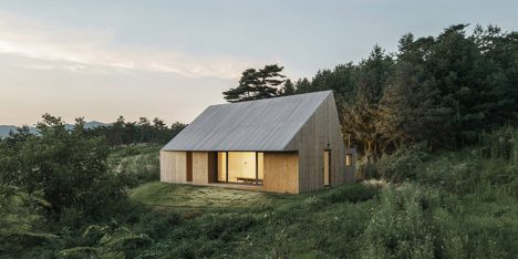 STPMJ completes rural cabin with a swivelled roof in South Korea