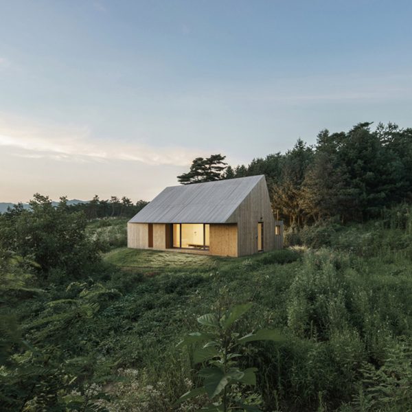 STPMJ completes rural cabin with a swivelled roof in South Korea