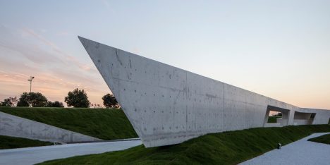Zigzagging concrete "veranda" built in Shanghai agricultural park