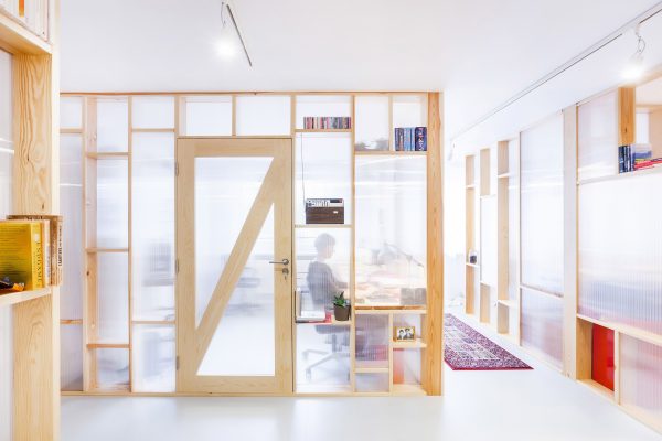 Economical workspace renovation in Warsaw by MFRMGR features semi-transparent walls