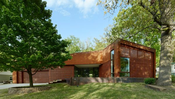 Modus Studio cloaks an Arkansas home in wood and pre-rusted steel