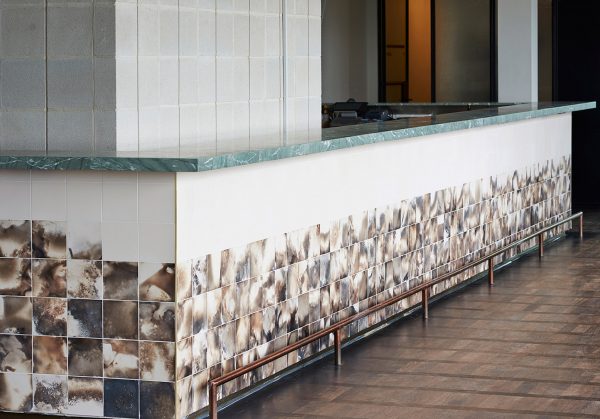 Assemble patterns ceramic tiles by baking them in a barbecue