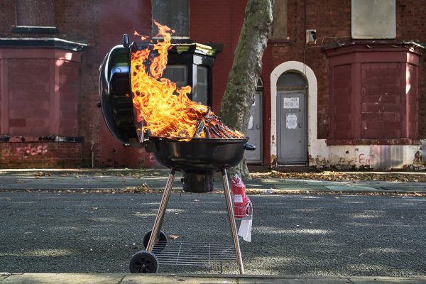 Assemble patterns ceramic tiles by baking them in a barbecue
