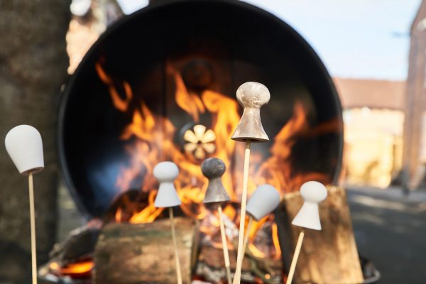 Assemble patterns ceramic tiles by baking them in a barbecue