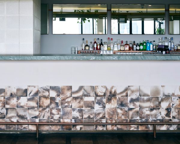 Assemble patterns ceramic tiles by baking them in a barbecue