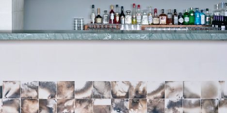 Assemble patterns ceramic tiles by baking them in a barbecue