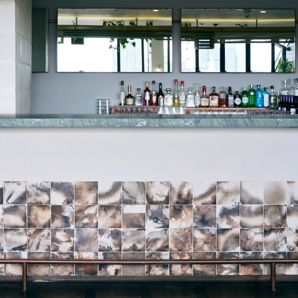 Assemble patterns ceramic tiles by baking them in a barbecue