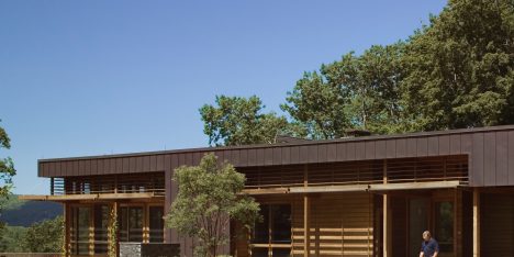 Allee Architecture creates “humane and warm” modern house in Connecticut