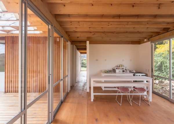 Zig-zagging roof covers Buenos Aires holiday home by Estudio Borrachia features