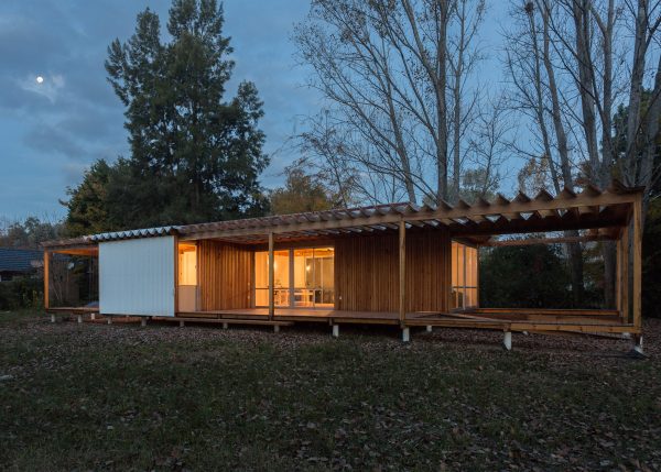 Zig-zagging roof covers Buenos Aires holiday home by Estudio Borrachia features