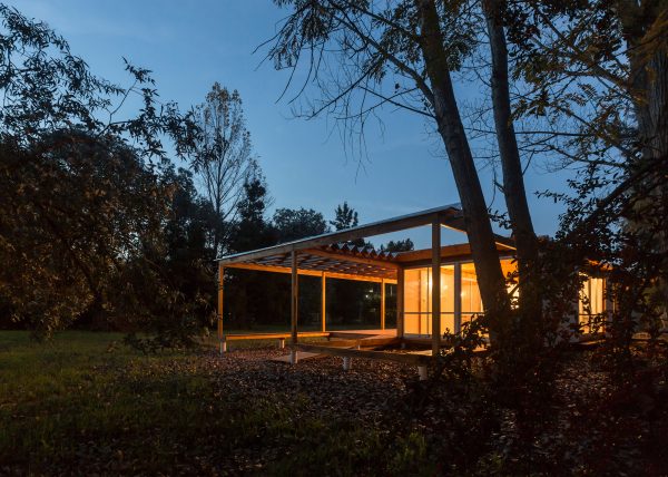 Zig-zagging roof covers Buenos Aires holiday home by Estudio Borrachia features