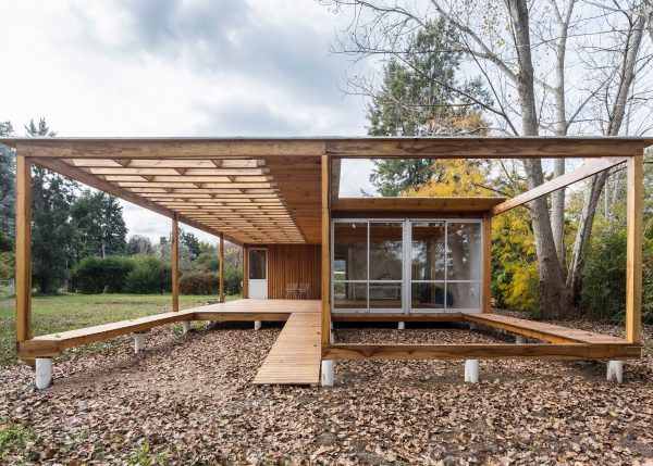 Zig-zagging roof covers Buenos Aires holiday home by Estudio Borrachia features