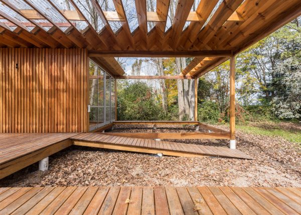 Zig-zagging roof covers Buenos Aires holiday home by Estudio Borrachia features