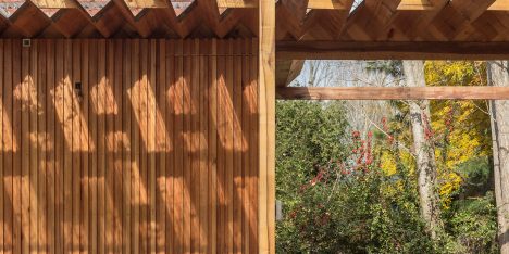 Zig-zagging roof covers Buenos Aires holiday home by Estudio Borrachia features