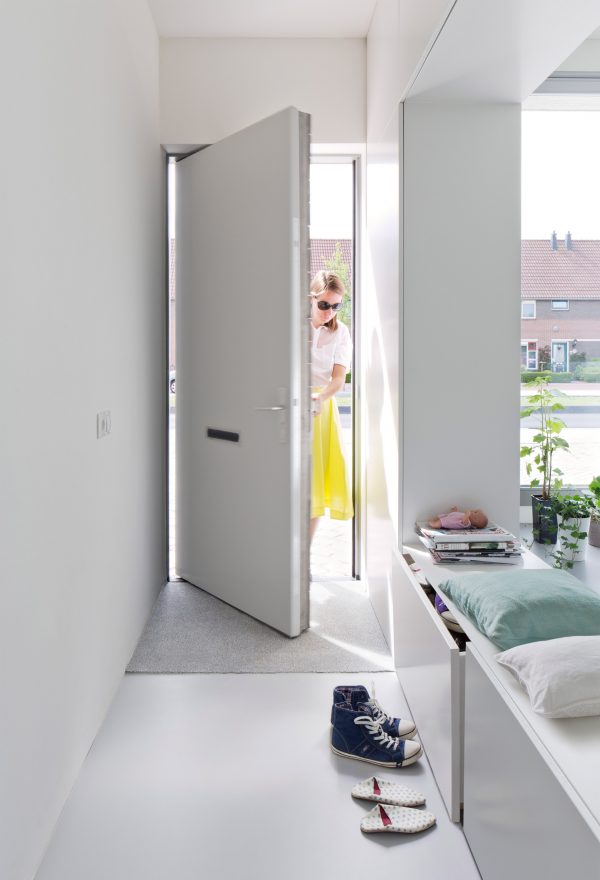 Studio MAKS builds 105m2 concrete Dutch house in an old industrial harbour