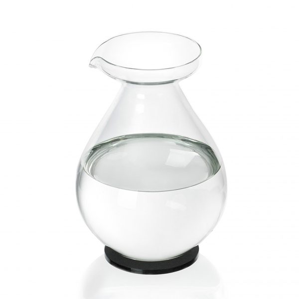 Sebastian Bergne designs jug shaped like enormous water droplet