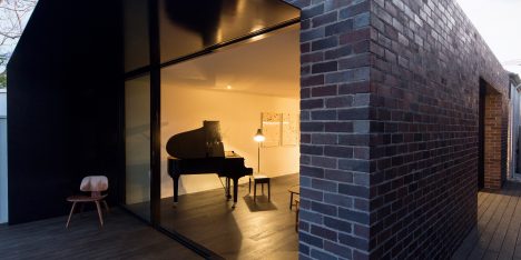 Studioplusthree adds contrasting black extension to white Federation house in Sydney