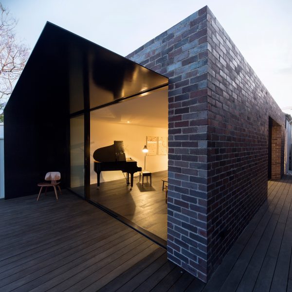 Studioplusthree adds contrasting black extension to white Federation house in Sydney