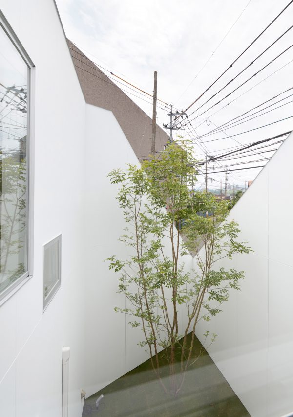 Kenta Eto completes house with sliced-away corner in Japan