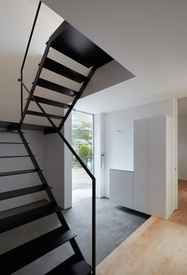 Kenta Eto completes house with sliced-away corner in Japan