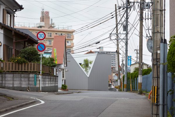 Kenta Eto completes house with sliced-away corner in Japan