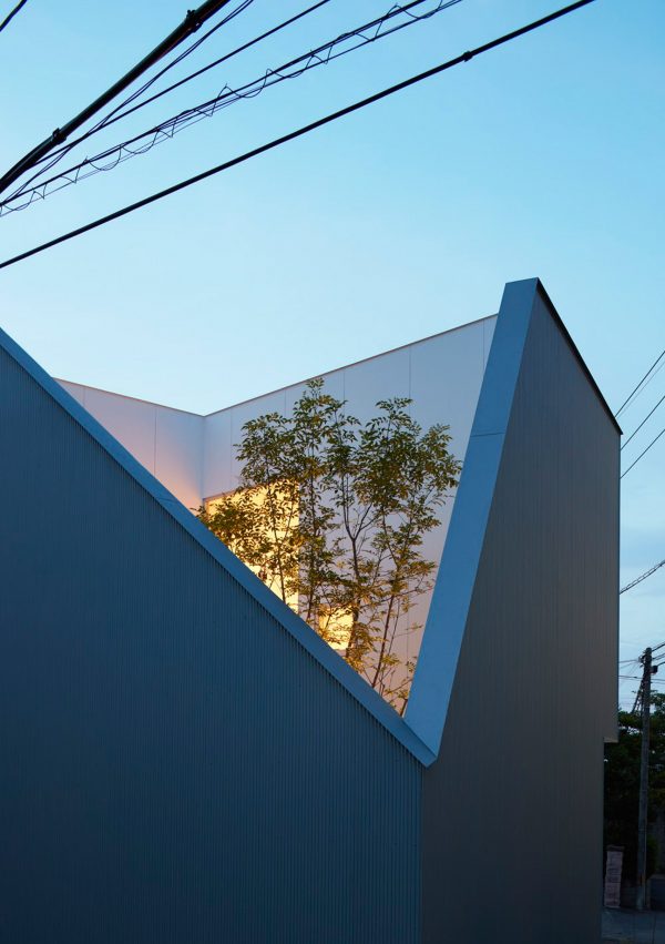 Kenta Eto completes house with sliced-away corner in Japan