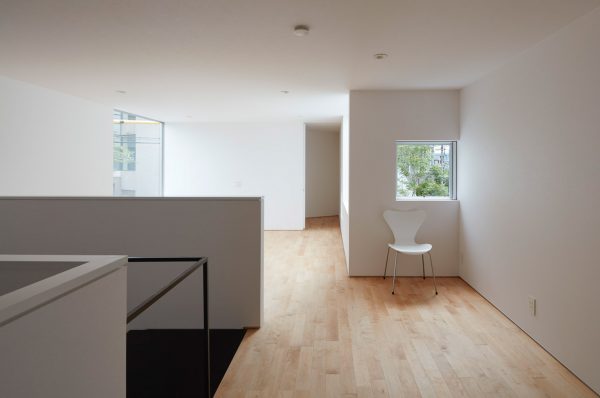 Kenta Eto completes house with sliced-away corner in Japan