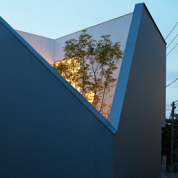 Kenta Eto completes house with sliced-away corner in Japan