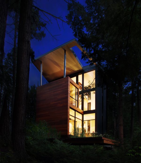 YH2 clads a Quebec holiday home for a sculptor in red cedar and blackened pine