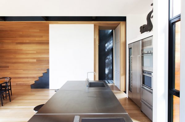 YH2 clads a Quebec holiday home for a sculptor in red cedar and blackened pine