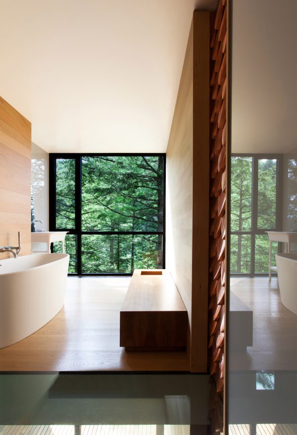 YH2 clads a Quebec holiday home for a sculptor in red cedar and blackened pine