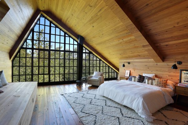 TA Dumbleton creates a Hamptons guest house with stucco walls and steel casement windows