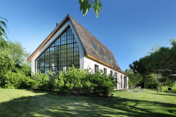 TA Dumbleton creates a Hamptons guest house with stucco walls and steel casement windows